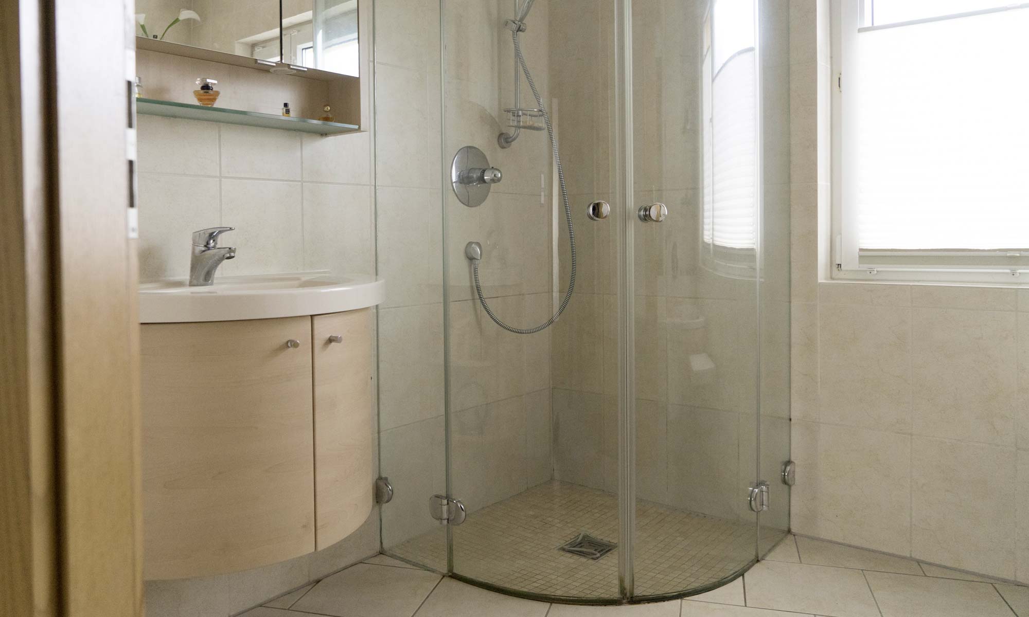 Badezimmer mit Dusche im Erdgeschoss