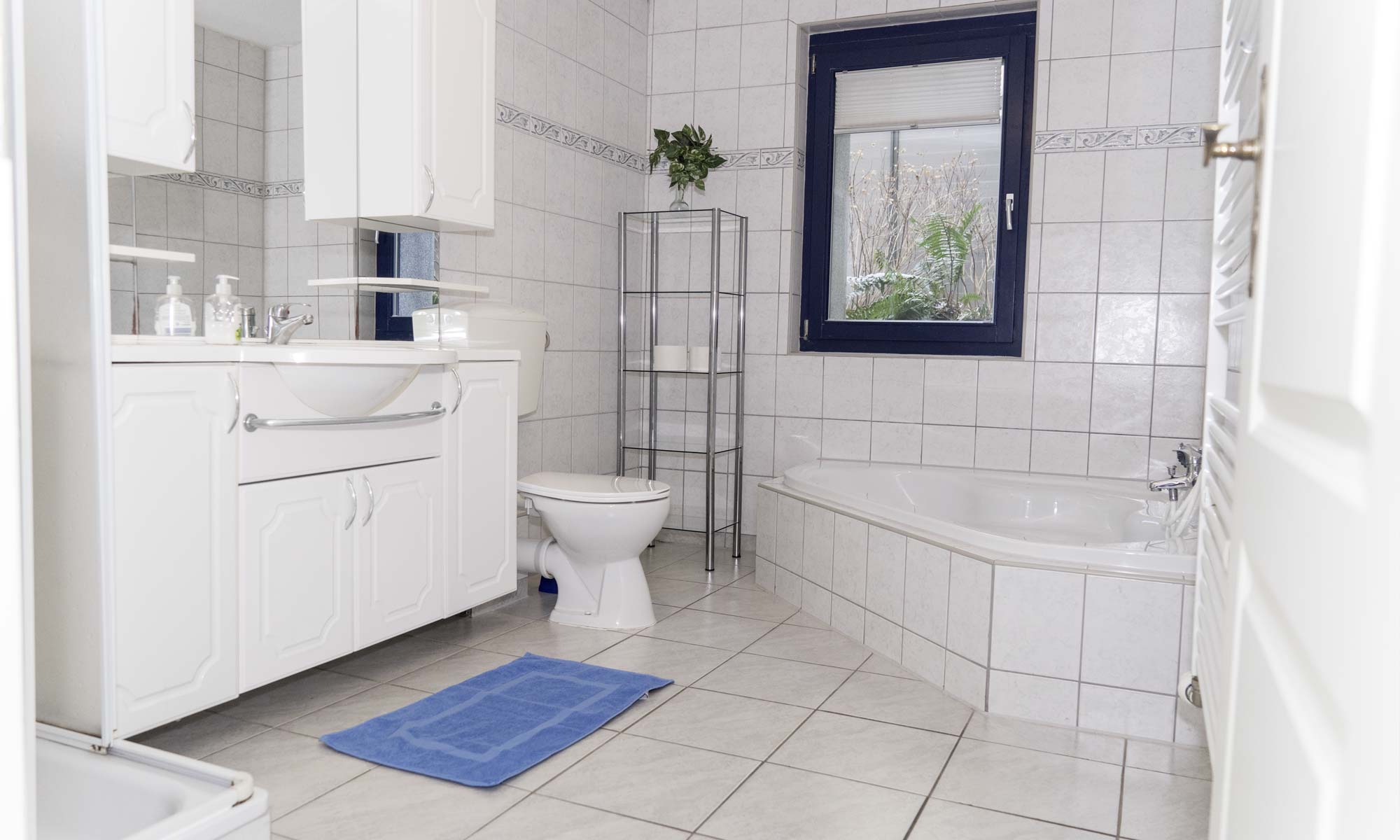Badezimmer mit Dusche und Badewanne